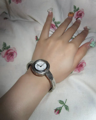 Vintage design round analog handwatch