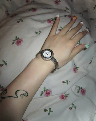 Vintage design round analog handwatch
