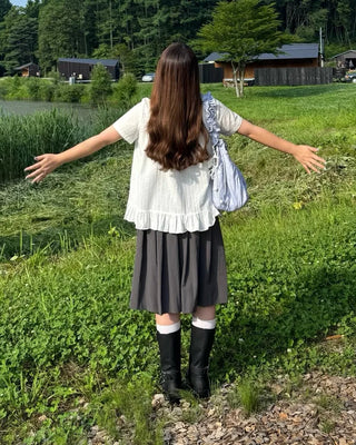 Mid-length pleated skirt with bag