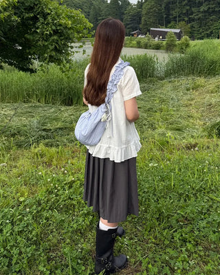 Mid-length pleated skirt with bag