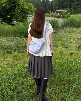 Mid-length pleated skirt with bag