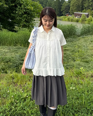 Mid-length pleated skirt with bag