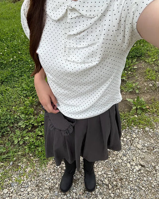 Mid-length pleated skirt with bag