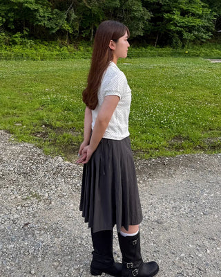 Mid-length pleated skirt with bag