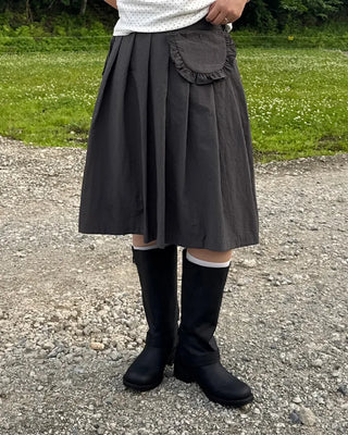 Mid-length pleated skirt with bag
