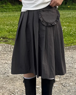 Mid-length pleated skirt with bag