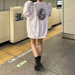 Moon print back point sweatshirt