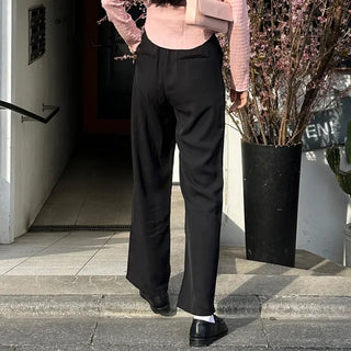Two-button pleated slacks
