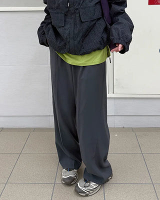 One-pleat wide slacks