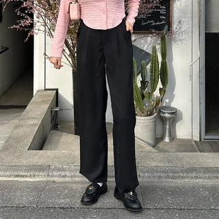 Two-button pleated slacks