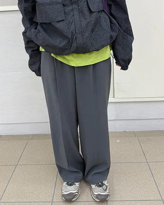 One-pleat wide slacks