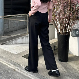 Two-button pleated slacks