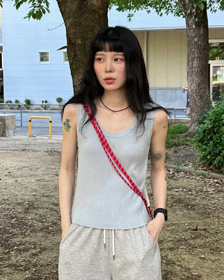 Simple round neck sleeveless knit