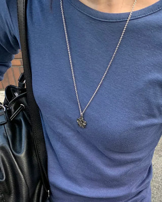 Flower pendant necklace