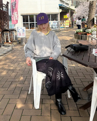 V-neck raglan shoulder sweatshirt