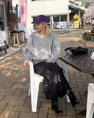 V-neck raglan shoulder sweatshirt