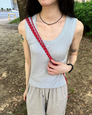 Simple round neck sleeveless knit