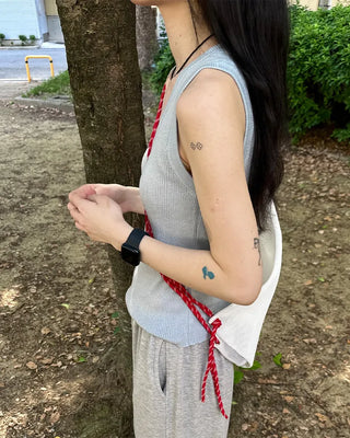 Simple round neck sleeveless knit