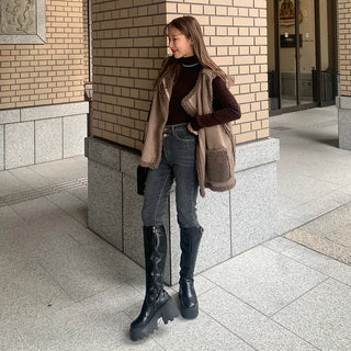Double-button skinny pants