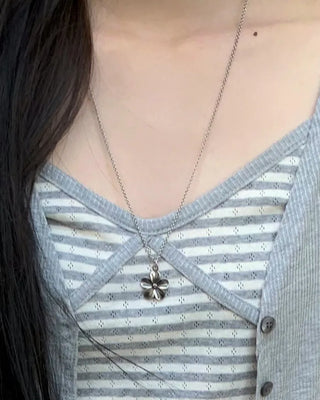 Flower pendant necklace