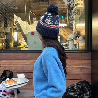 Pom-pom tree knit hat