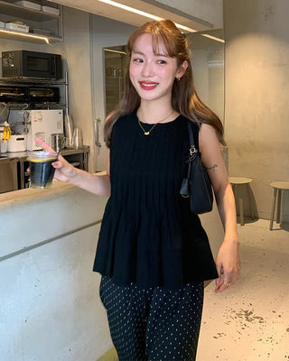 Pleated sleeveless blouse
