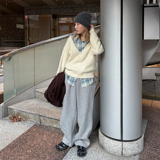 Deep V-neck loose knit
