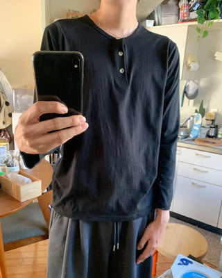 Button-down Henley neck long-sleeved T-shirt