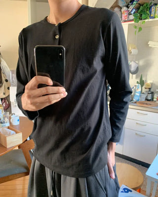 Button-down Henley neck long-sleeved T-shirt