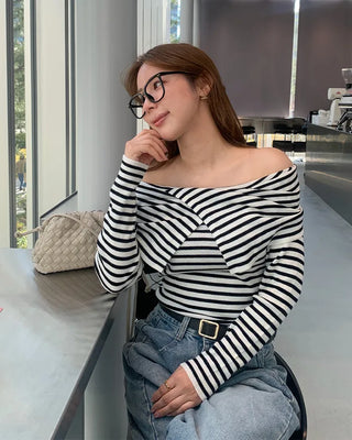 Color-point off-shoulder knit