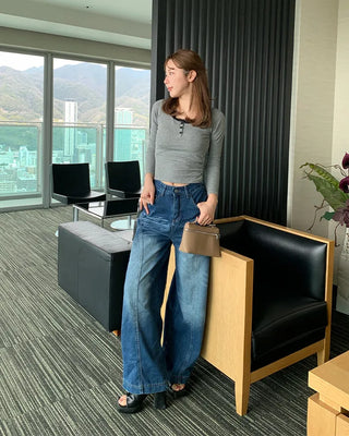 Long-sleeved T-shirt with neck lace detail and buttons