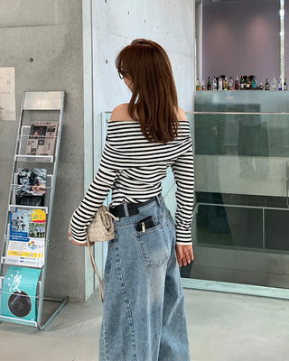 Color-point off-shoulder knit