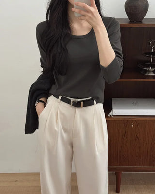 Leg-lengthening pintuck wide slacks