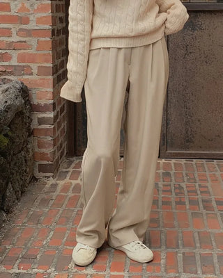 Leg-lengthening pintuck wide slacks