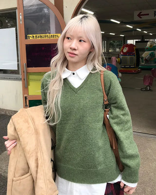 V-neck raglan knit
