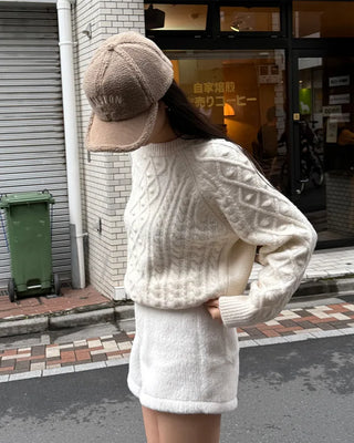 Round neck cable knit