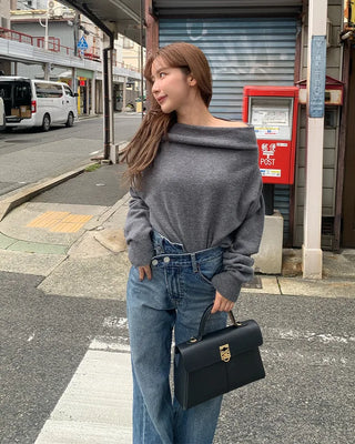 Simple off-shoulder long-sleeved knit
