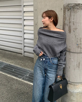 Simple off-shoulder long-sleeved knit