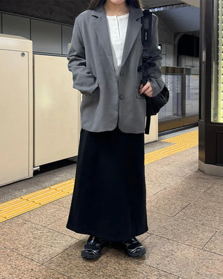 Simple, loose-fitting blazer