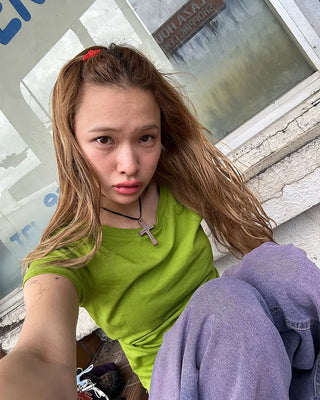 Short-sleeved semi-cropped color T-shirt