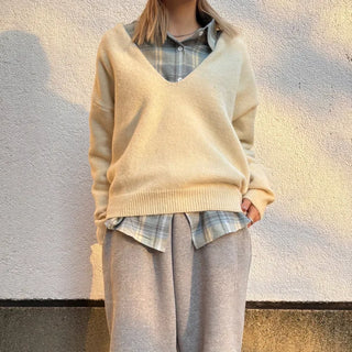 Deep V-neck loose knit