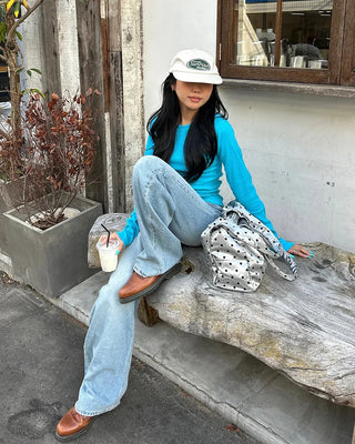 Low-waist curved light denim jeans