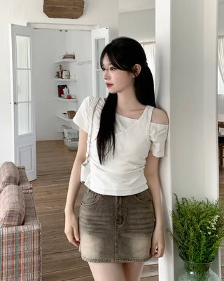 Side-shirred short-sleeved T-shirt