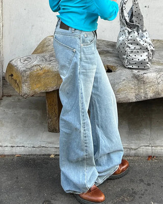 Low-waist curved light denim jeans
