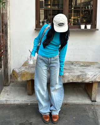 Low-waist curved light denim jeans