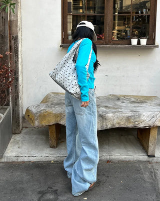 Low-waist curved light denim jeans