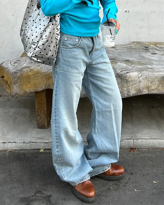 Low-waist curved light denim jeans