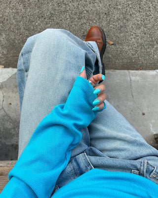 Low-waist curved light denim jeans