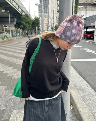 V-neck raglan shoulder wide rib sweater