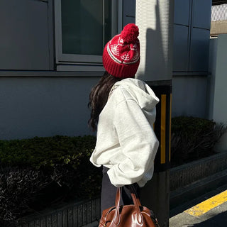 Pom-pom tree knit hat